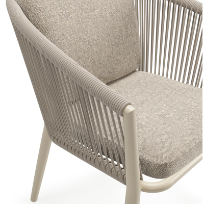 Orso tuinstoel in beige aluminium en beige verticaal geweven ronde rope met luxe zitkussen in All Weather Sunbrella® Luxe Chartres Pewter