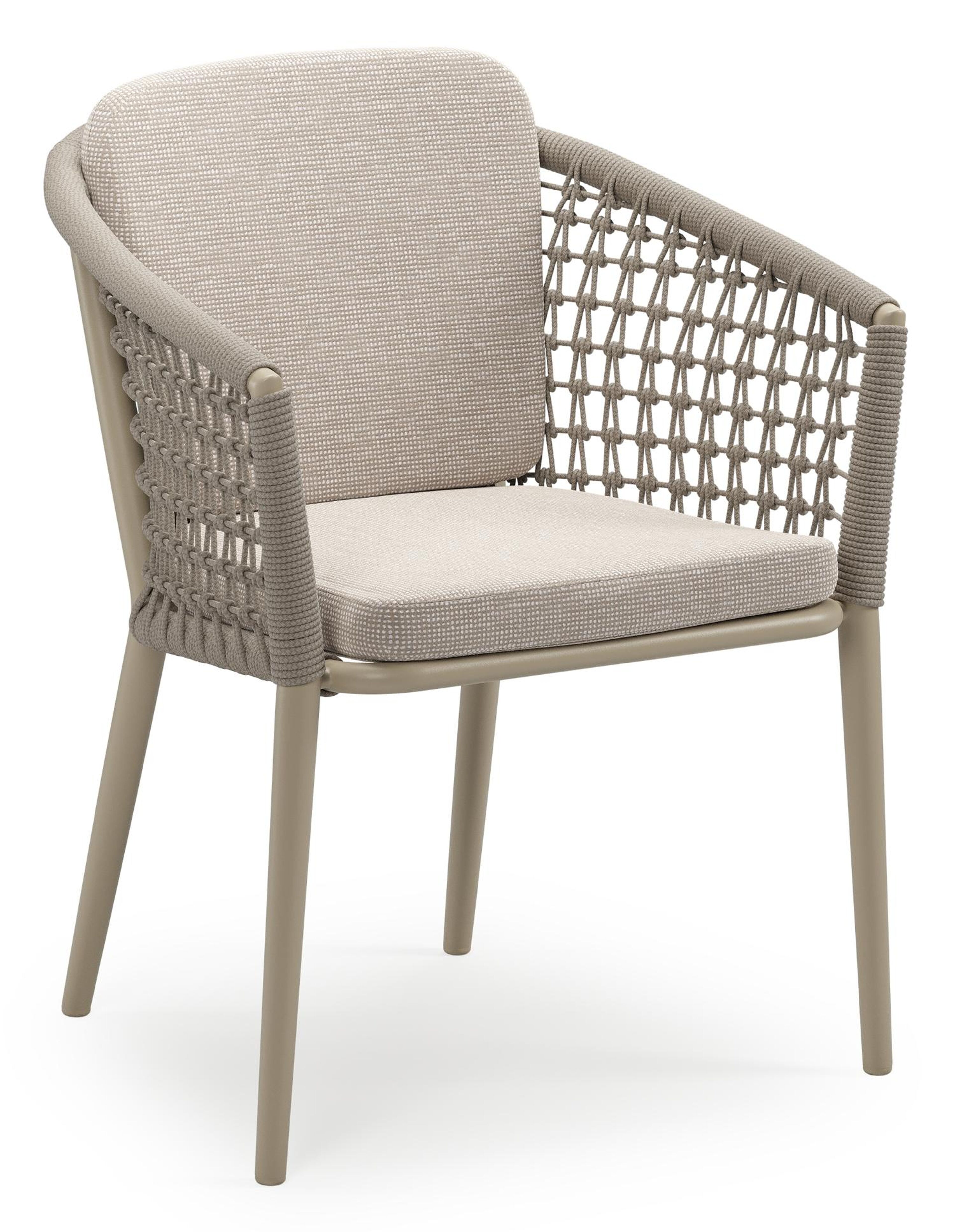 Orso stapelbare tuinstoel in beige aluminium en beige visnet geweven ronde rope met stoelkussen in All Weather Sunbrella® Luxe Slow Farafra