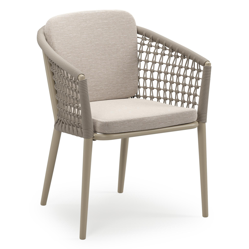 Orso stapelbare tuinstoel in beige aluminium en beige visnet geweven ronde rope met stoelkussen in All Weather Sunbrella® Luxe Slow Farafra