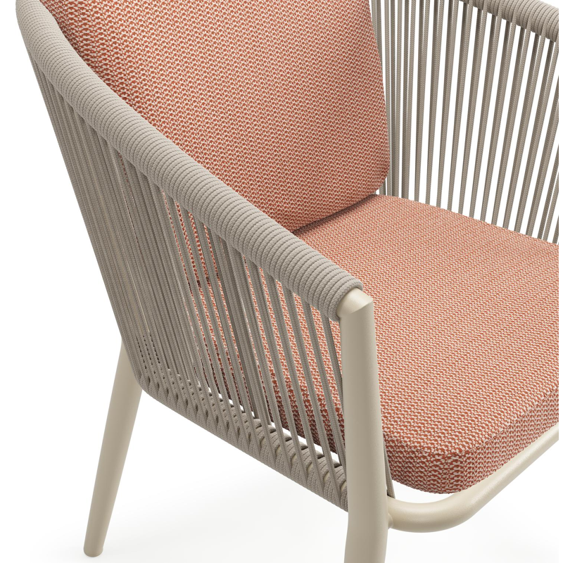 Orso tuinstoel in beige aluminium en beige verticaal geweven ronde rope met luxe zitkussen in All Weather Sunbrella® Luxe Lopi Fawn