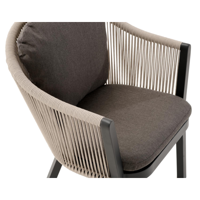 Nano tuinstoel in zwart aluminium en beige verticaal geweven ronde rope met kussen in natte dark taupe all weather sunbrella® luxe