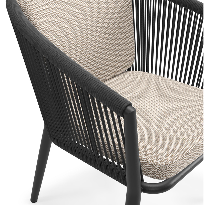 Orso tuinstoel in zwart aluminium en zwart verticaal geweven ronde rope met zitkussen in All Weather Sunbrella® Luxe Lopi Fossil