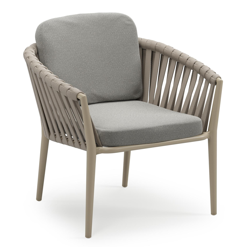 Orso low dining tuinstoel in beige aluminium en beige verticaal geweven luxe vlakke brede rope met stoelkussen in All Weather Sunbrella® Luxe Savane Zinc