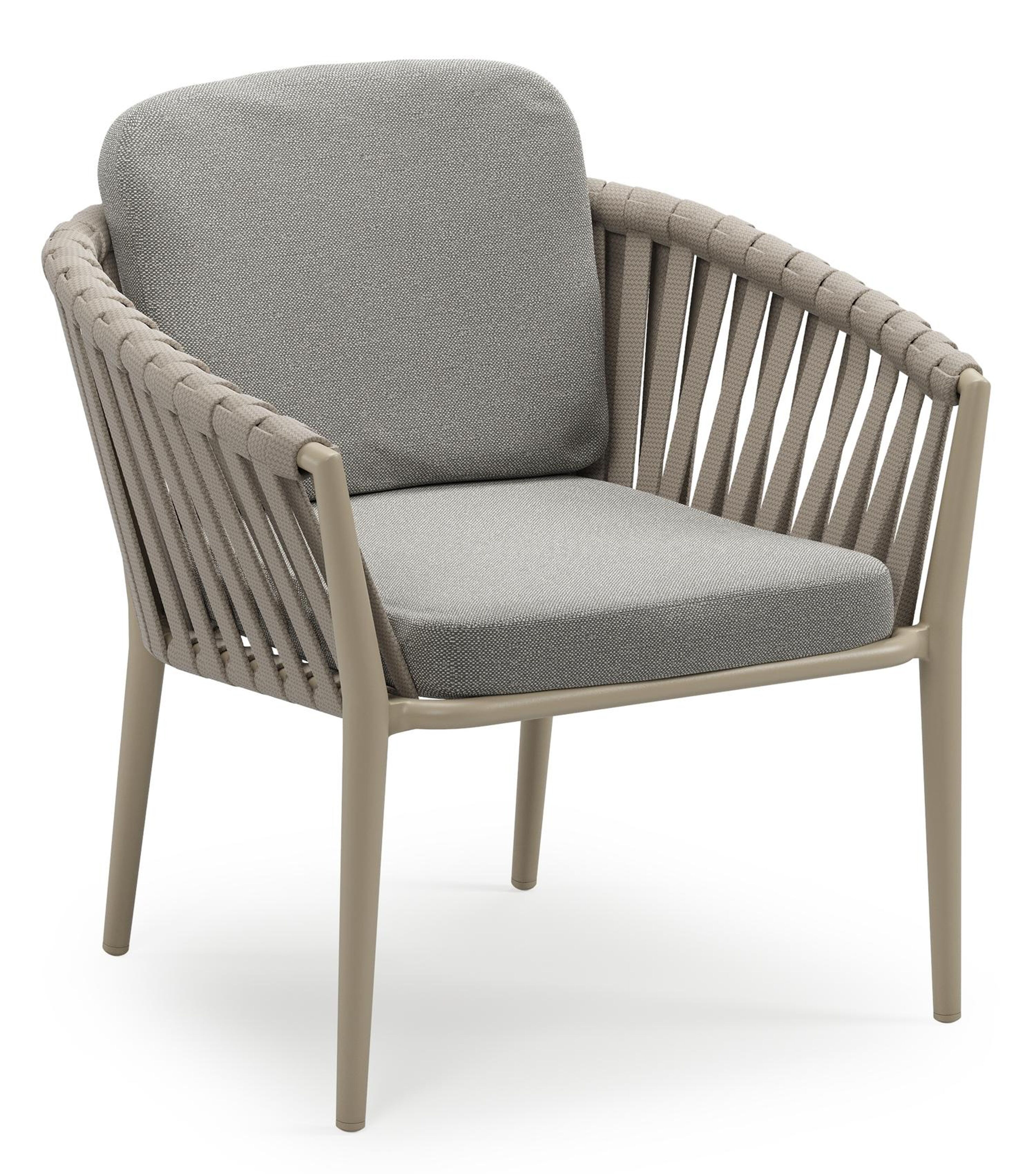 Orso low dining tuinstoel in beige aluminium en beige verticaal geweven luxe vlakke brede rope met stoelkussen in All Weather Sunbrella® Luxe Savane Zinc