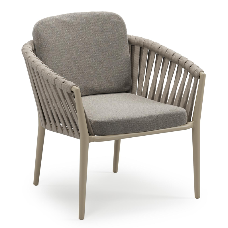Orso low dining tuinstoel in beige aluminium en beige verticaal geweven luxe vlakke brede rope met stoelkussen in All Weather Sunbrella® Luxe Lopi Silver