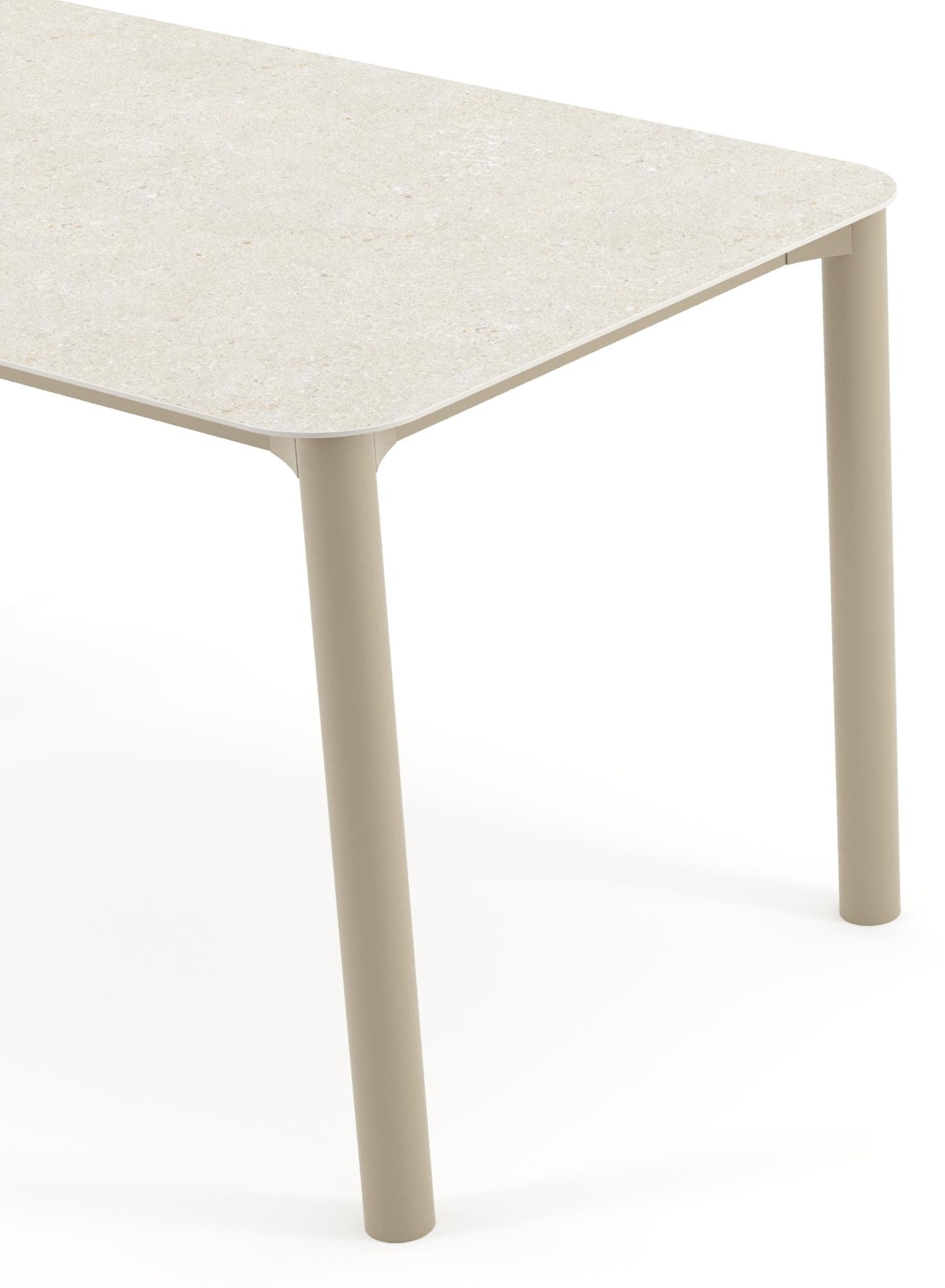 Table de jardin Orso rectangulaire arrondi en aluminium beige et céramique pleine Shilin - Lg. 140 x Lrg. 80 x Haut. 75 cm