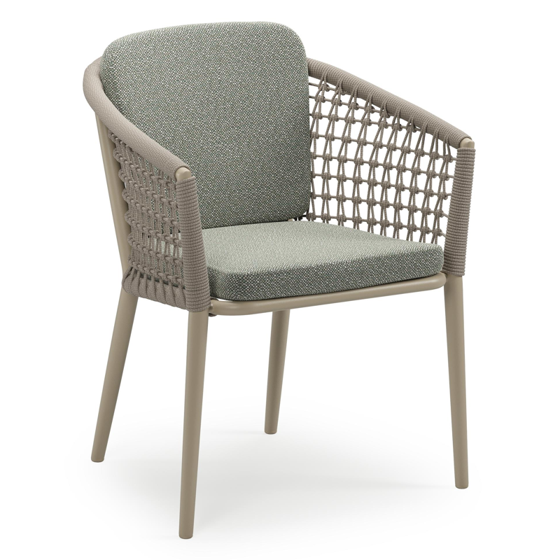 Orso stapelbare tuinstoel in beige aluminium en beige visnet geweven ronde rope met stoelkussen in All Weather Sunbrella® Luxe Savane Leaf