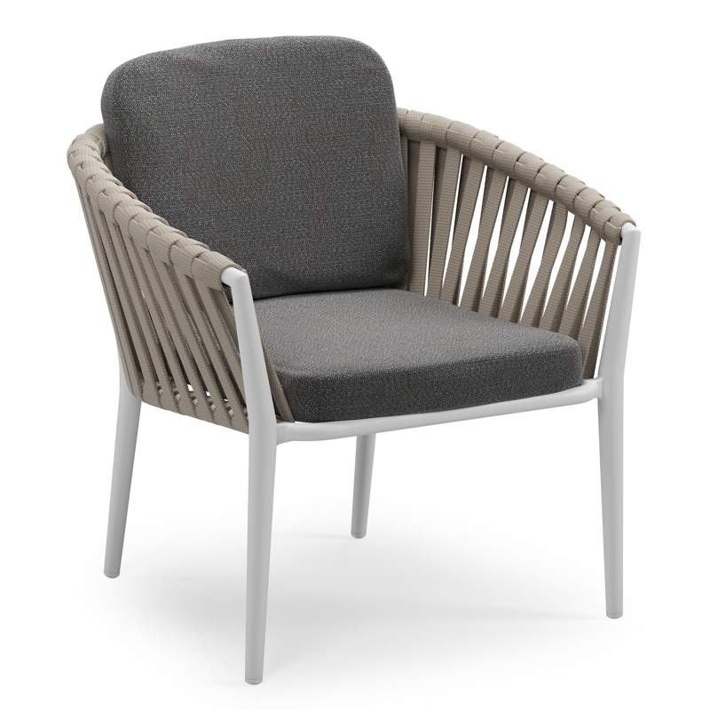 Orso low dining tuinstoel in wit aluminium en beige verticaal geweven luxe vlakke brede rope met stoelkussen in All Weather Sunbrella® Luxe Savane Tornado