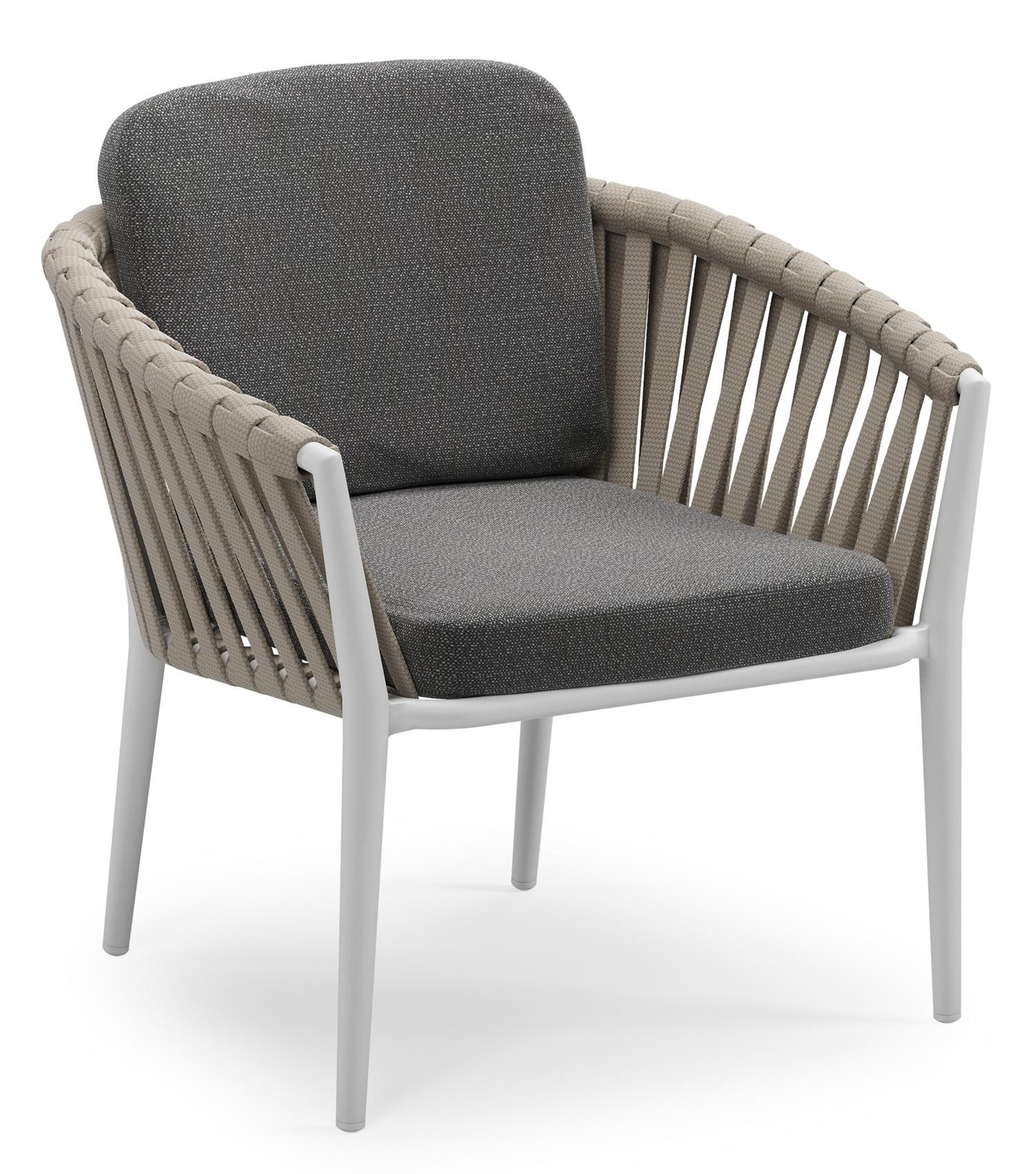 Orso low dining tuinstoel in wit aluminium en beige verticaal geweven luxe vlakke brede rope met stoelkussen in All Weather Sunbrella® Luxe Savane Tornado