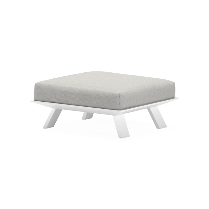 Cesano poef in wit aluminium met savane nimbus all weather sunbrella® luxe kussen