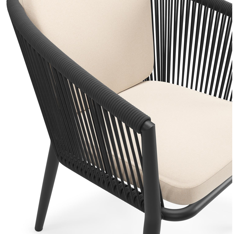 Orso tuinstoel in zwart aluminium en zwart verticaal geweven ronde rope met zitkussen in All Weather Sunbrella® Luxe Natte Linen Chalk