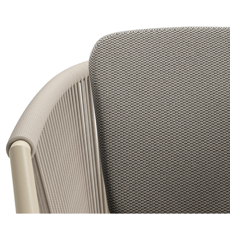 Orso tuinstoel in beige aluminium en beige verticaal geweven ronde rope met zitkussen in All Weather Sunbrella® Luxe Lopi Charcoal