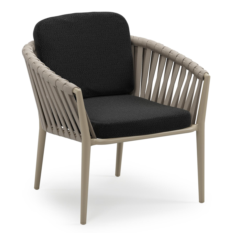 Orso low dining tuinstoel in beige aluminium en beige verticaal geweven luxe vlakke brede rope met stoelkussen in All Weather Sunbrella® Luxe Lopi Baribal