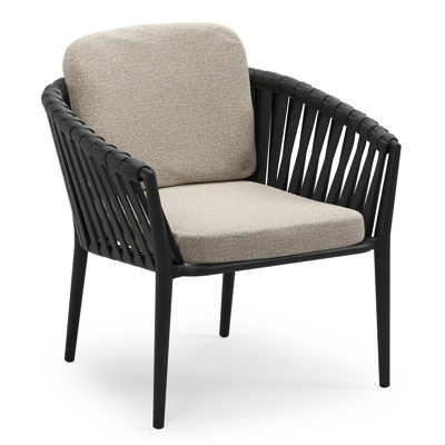 Orso low dining tuinstoel in zwart aluminium en zwart verticaal geweven luxe vlakke brede rope met stoelkussen in All Weather Cosytica Catania Sand