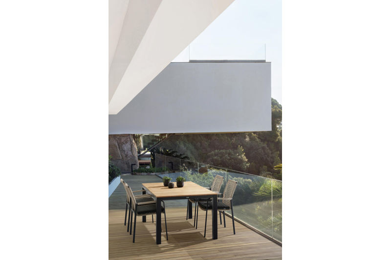 Como tuinstoel in zwart aluminium en beige vierkant geweven ronde rope