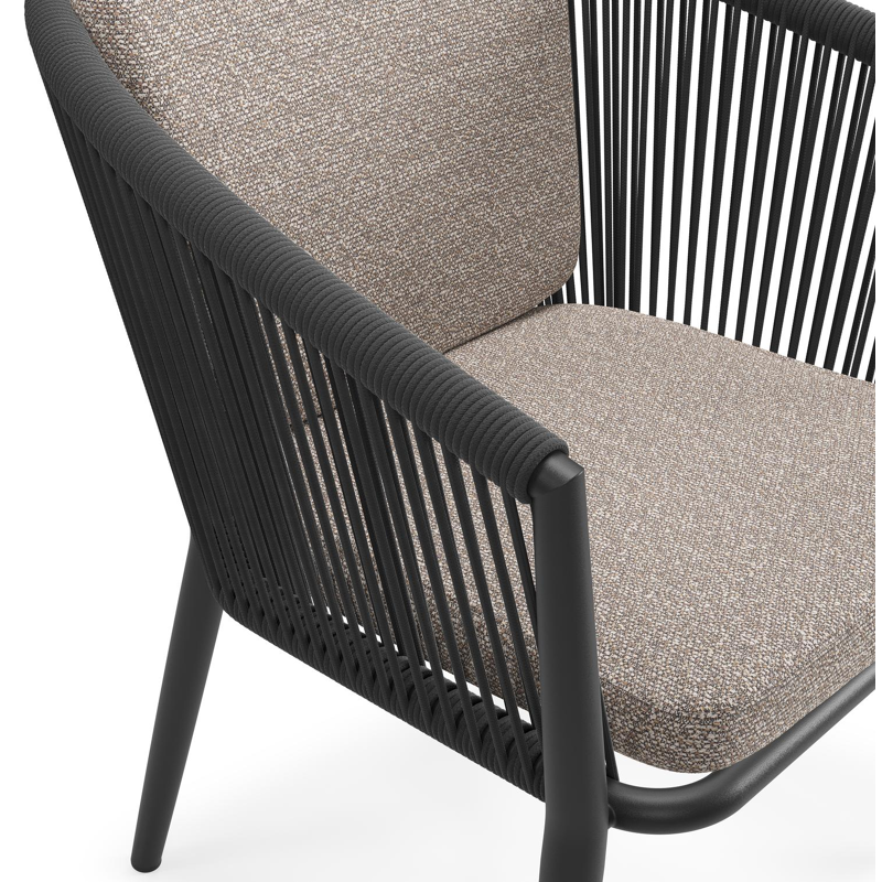Orso tuinstoel in zwart aluminium en zwart verticaal geweven ronde rope met zitkussen in All Weather Sunbrella® Luxe Wander Manioc