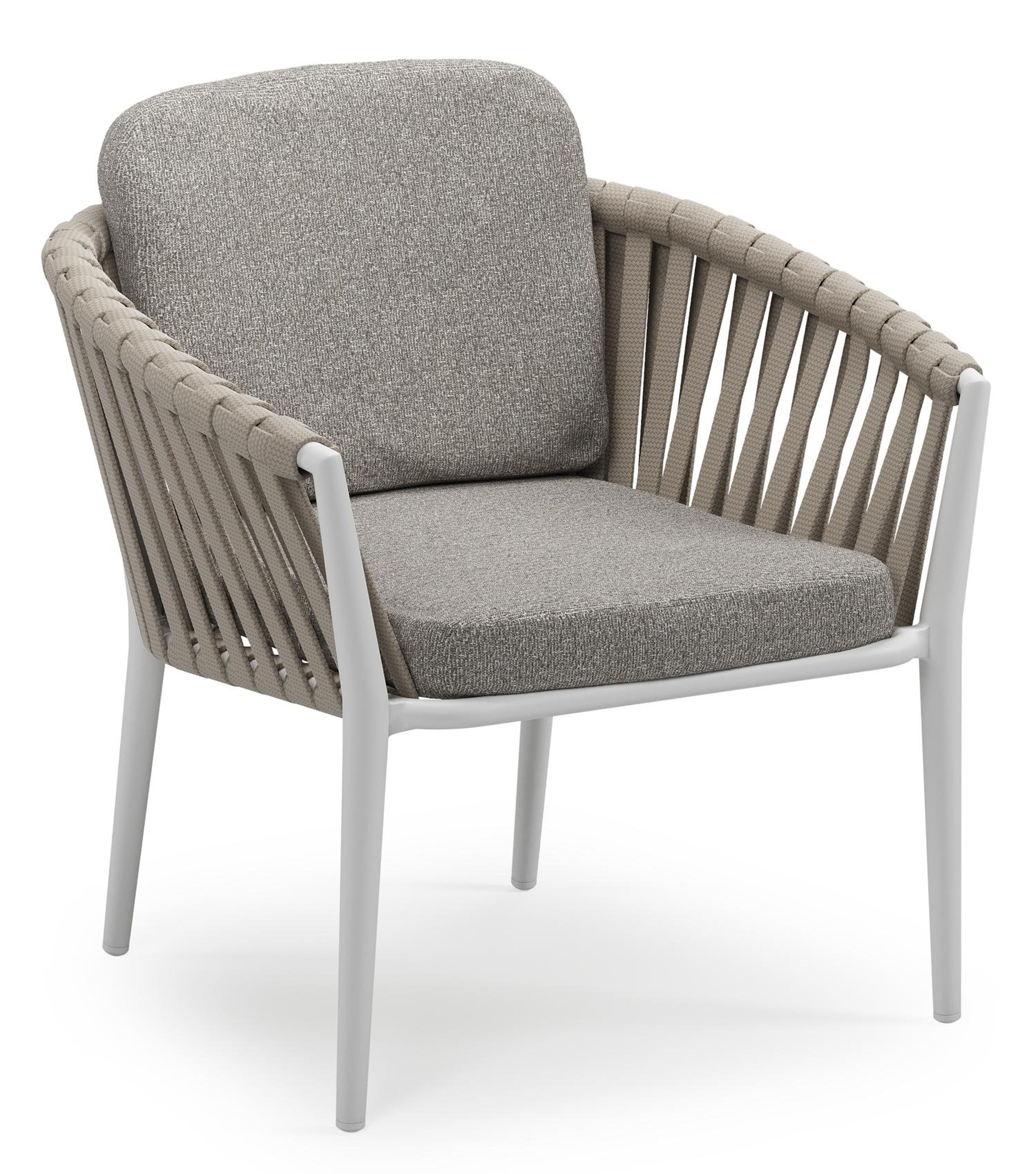 Orso low dining tuinstoel in wit aluminium en beige verticaal geweven luxe vlakke brede rope met stoelkussen in All Weather Sunbrella® Luxe Tundra Charcoal