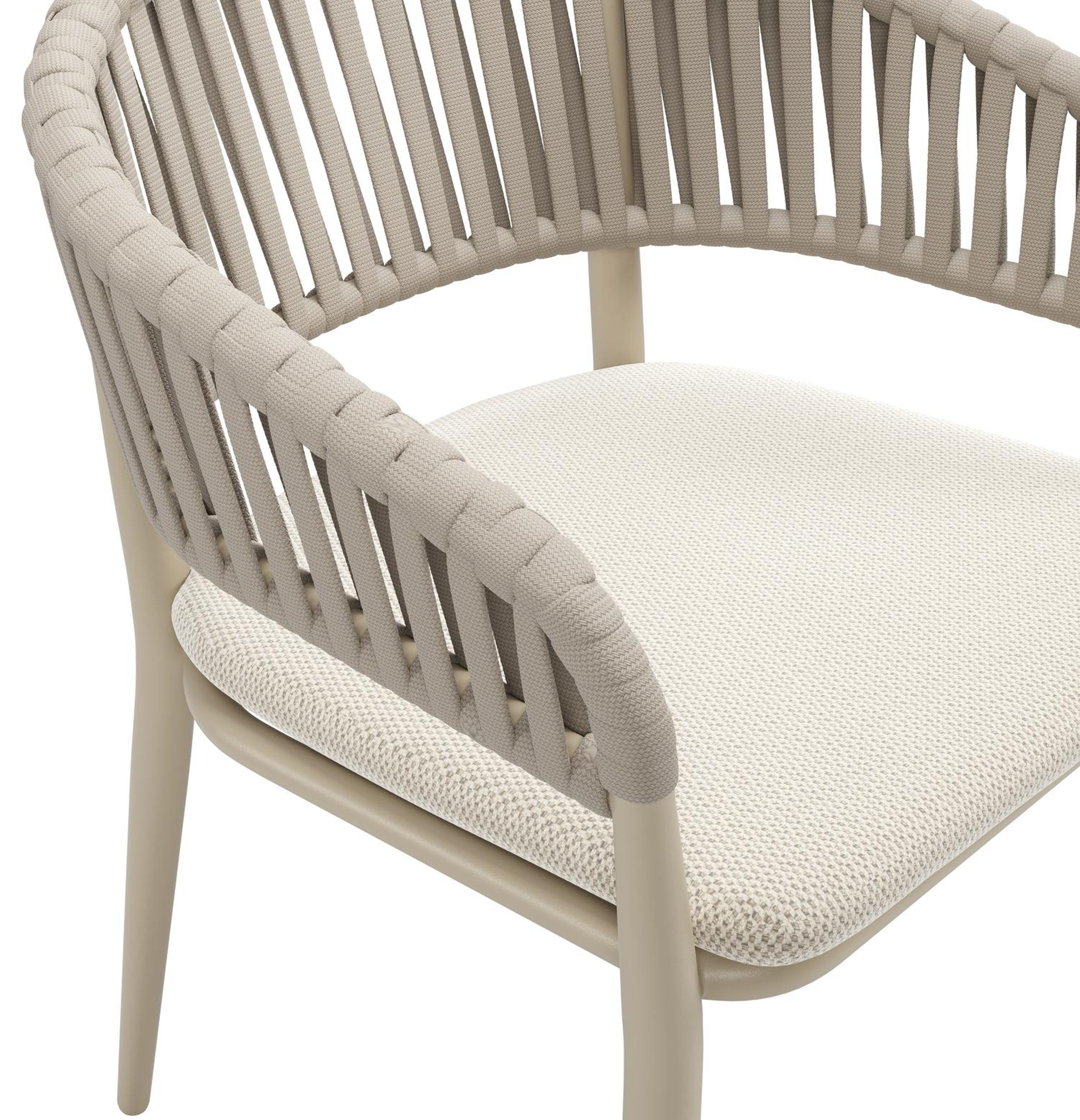 Tolfa stapelbare tuinstoel in beige aluminium en beige verticaal geweven luxe vlakke brede rope met stoelkussen in All Weather Sunbrella® Luxe Lopi Marble