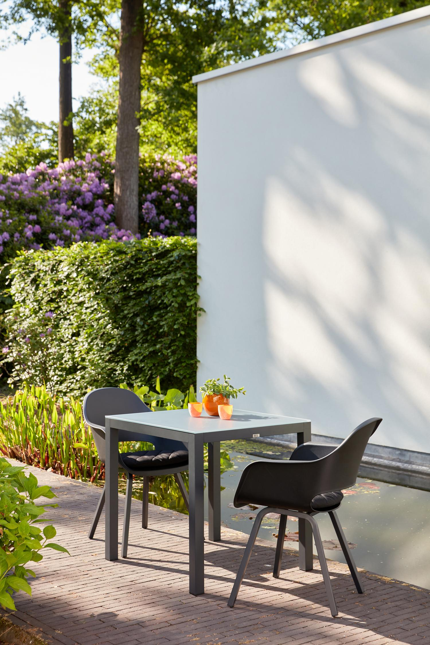 Mira rechthoekige afgeronde tuinset in zwart aluminium en teak natural finish met 6 Artena tuinstoelen