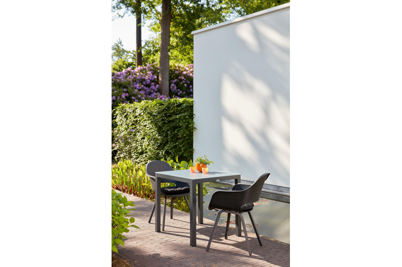 Feltro vierkante tuinset in zwart aluminium en sintered stone crema minerale met 4 Artena tuinstoelen