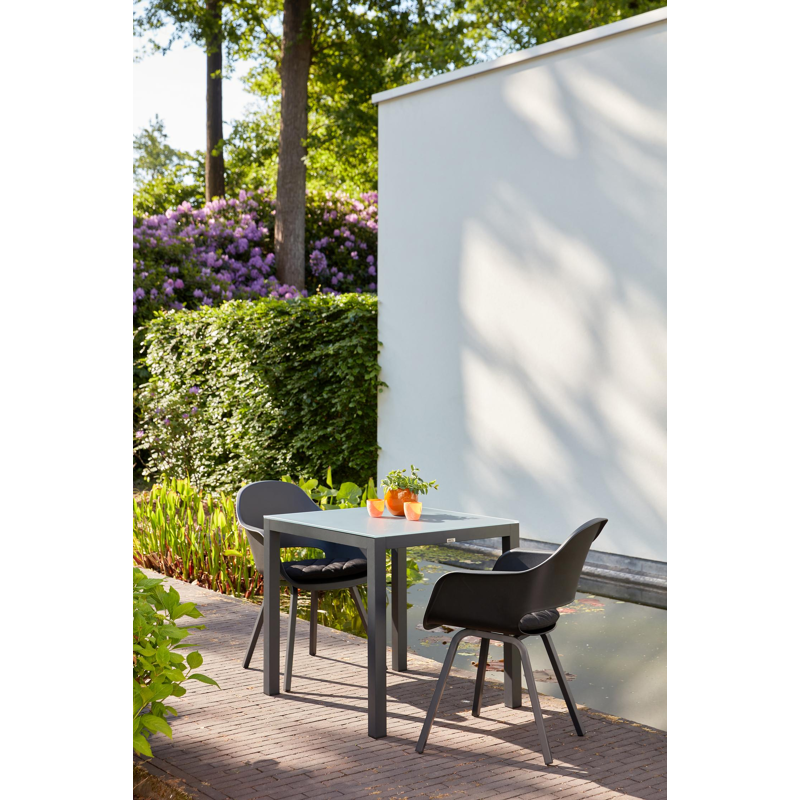 Artena tuinstoel in zwart aluminium en zwart kunststof