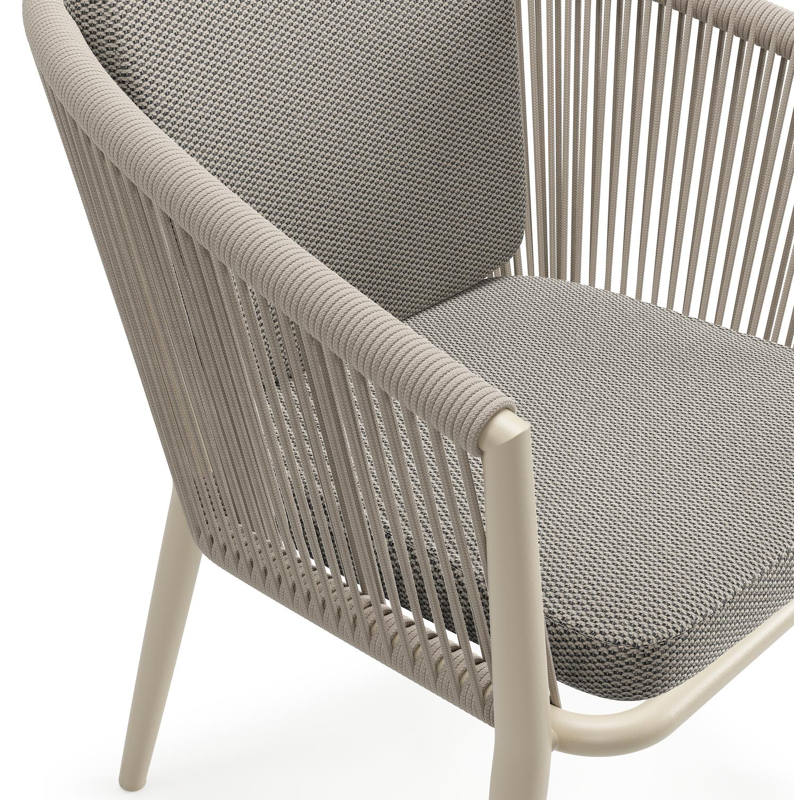 Orso tuinstoel in beige aluminium en beige verticaal geweven ronde rope met zitkussen in All Weather Sunbrella® Luxe Lopi Charcoal