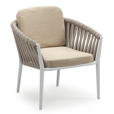 Chaise de jardin low dining Orso en aluminium blanc et corde large plate de luxe tissée verticalement beige avec coussin en All Weather Cosytica Althea Camel