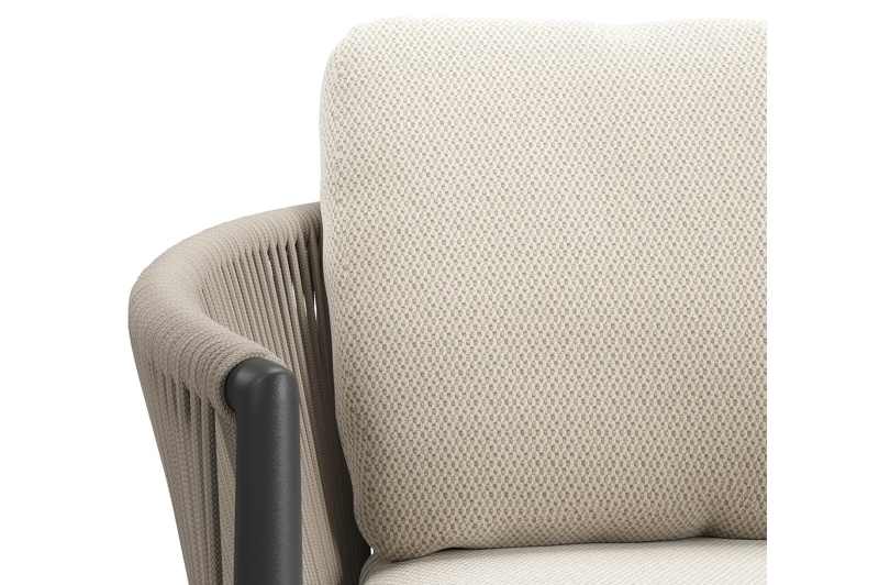 Organo tuinstoel in zwart aluminium en zwart verticaal geweven luxe vlakke rope met stoelkussen in All Weather Sunbrella® Luxe Lopi Marble