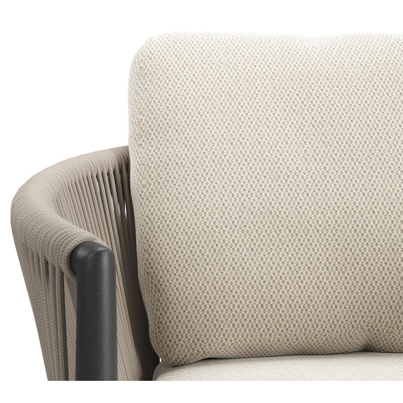 Organo tuinstoel in zwart aluminium en zwart verticaal geweven ronde rope met stoelkussen in All Weather Sunbrella® Luxe Lopi Marble