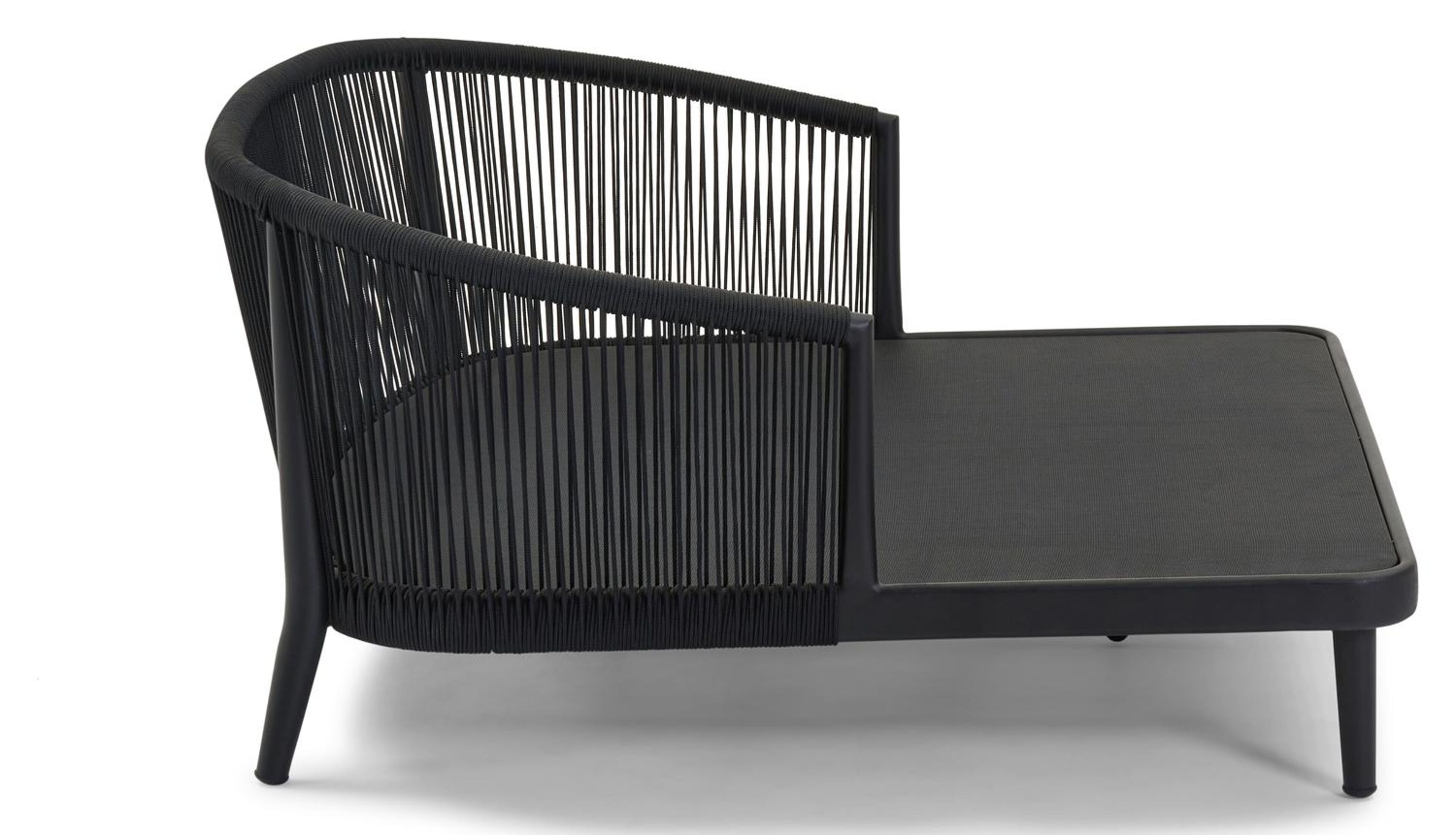 Chaise longue double Orso en aluminium noir et corde ronde tissée verticalement noir avec coussin en All Weather Sunbrella® luxe savane tornado