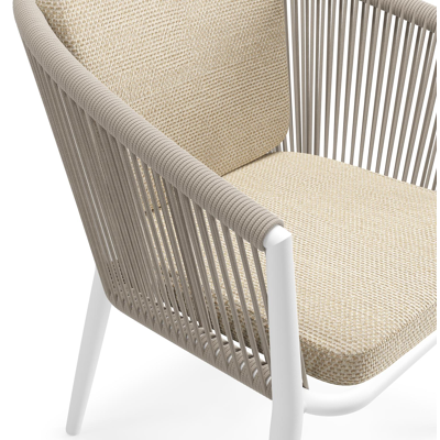 Orso tuinstoel in wit aluminium en beige verticaal geweven ronde rope met zitkussen in All Weather Cosytica Althea Camel