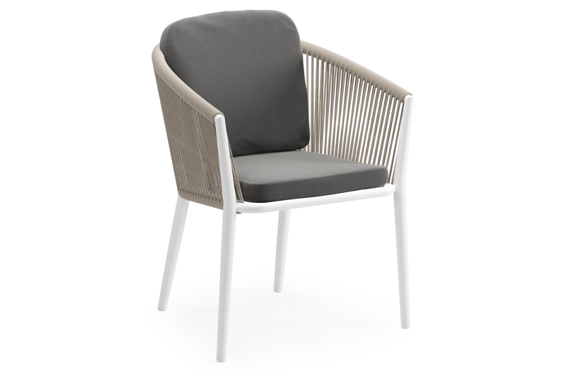 Orso tuinstoel in wit aluminium en beige verticaal geweven ronde rope met luxe zitkussen in All Weather Sunbrella® Luxe Natte Charcoal Chine