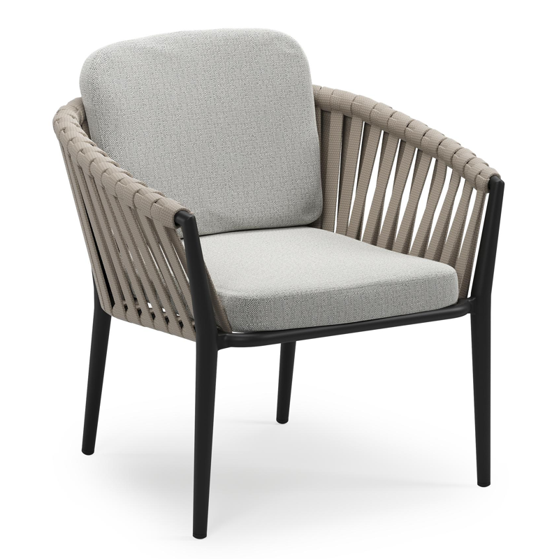 Orso low dining tuinstoel in zwart aluminium en beige verticaal geweven luxe vlakke brede rope met stoelkussen in All Weather Sunbrella® Luxe Savane Nimbus