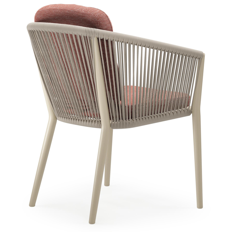 Orso tuinstoel in beige aluminium en beige verticaal geweven ronde rope met luxe zitkussen in All Weather Sunbrella® Luxe Slow Alezan