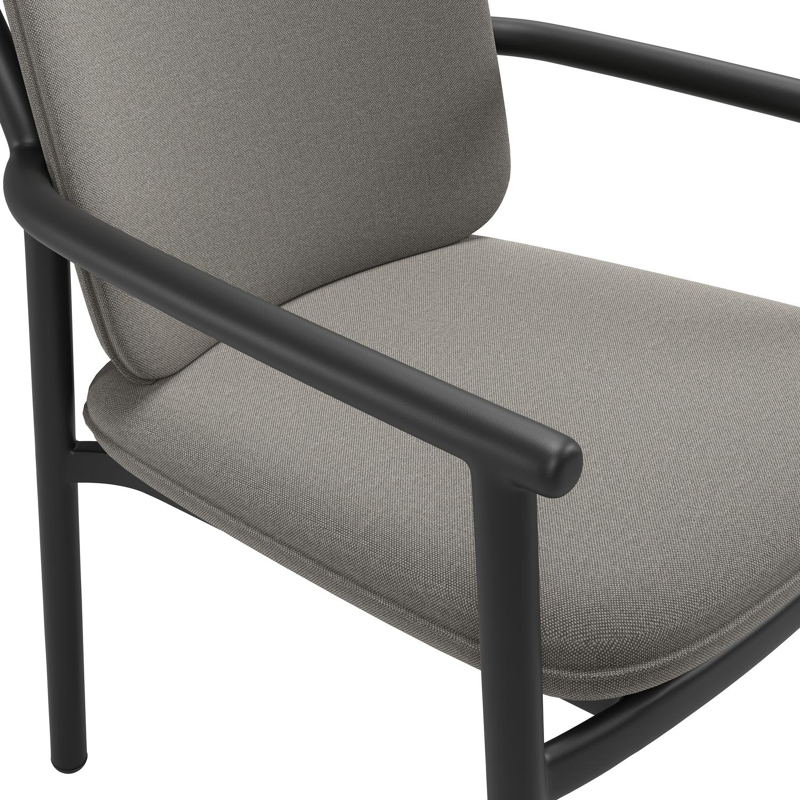 Bono stapelbare tuinstoel in zwart aluminium met stoelkussen in All Weather Sunbrella® Luxe Natte Dark Taupe