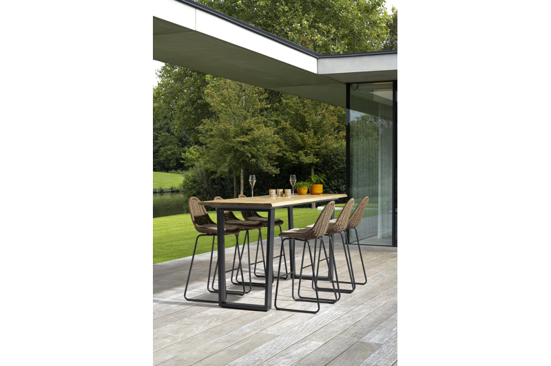 Pagino barstoel in zwart aluminium en bruin wicker