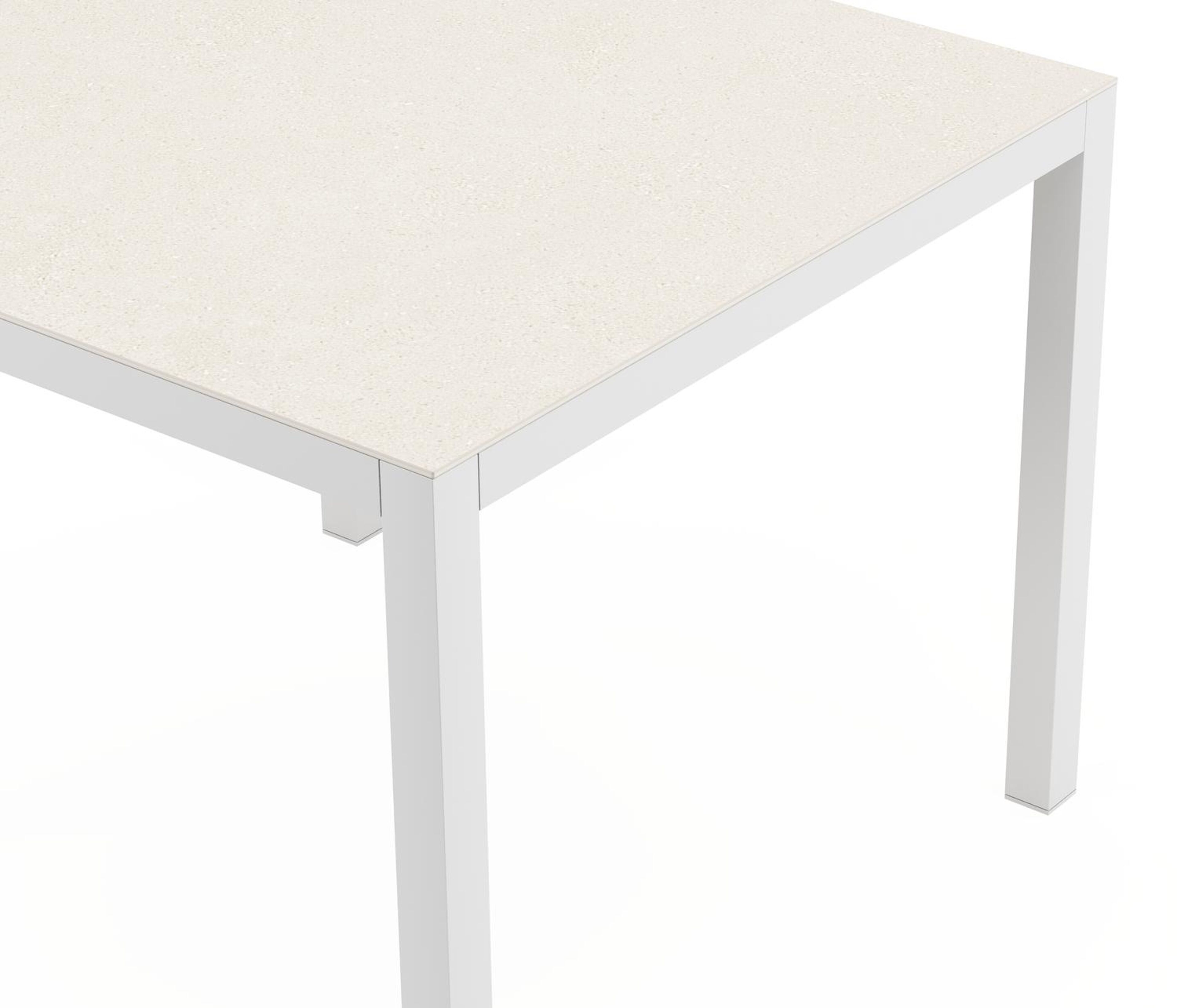 Feltro tuinset in wit aluminium en sintered stone Crema minerale met 2 Zamora tuinstoelen