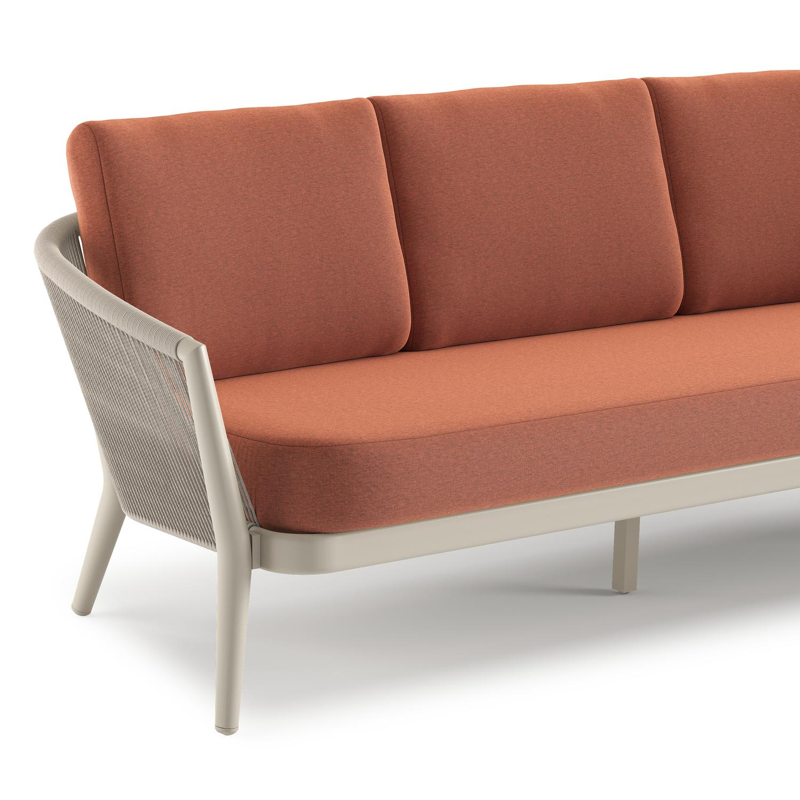 Orso loungebank in beige aluminium en beige verticaal geweven ronde rope met Heritage Rust all weather sunbrella® luxe kussen