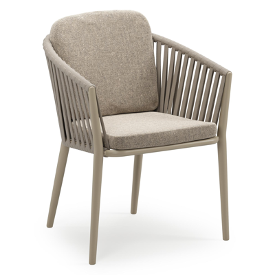 Orso stapelbare tuinstoel in beige aluminium en beige verticaal geweven luxe vlakke brede rope met stoelkussen in All Weather Sunbrella® Luxe Chartres Pewter