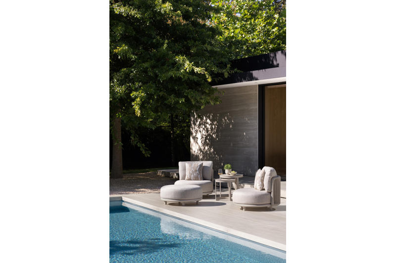 Lomano loungestoel in beige aluminium en beige verticaal geweven luxe vlakke rope met Firenze Natural all weather solica