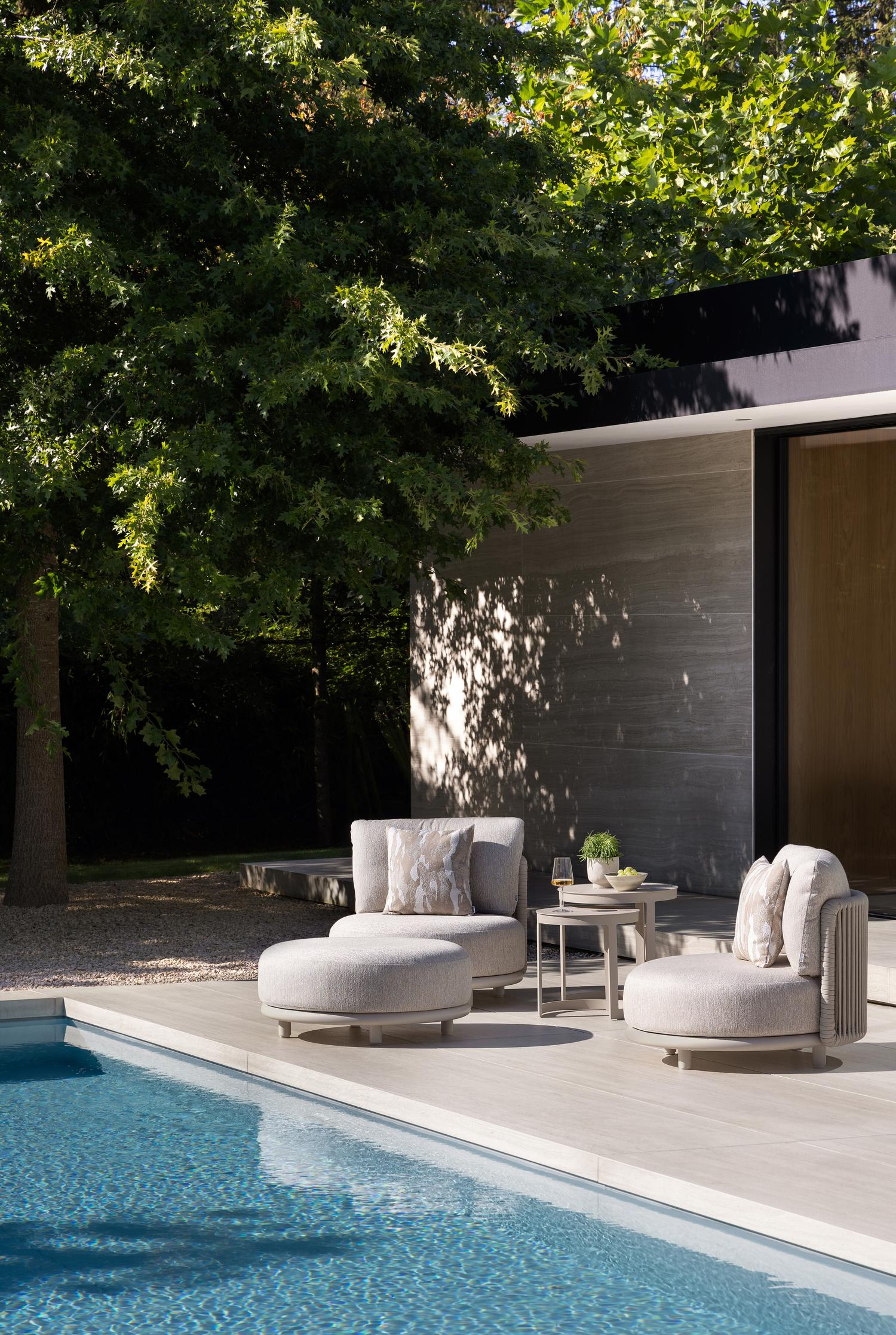 Lomano loungestoel in beige aluminium en beige verticaal geweven luxe vlakke rope met Tundra Sand all weather sunbrellaÂ® luxe