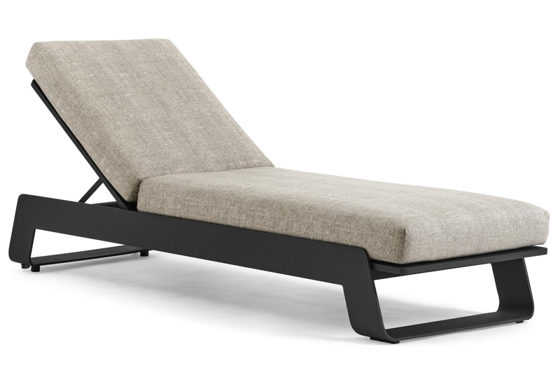 Atessa verstelbaar ligbed in zwart aluminium met chartres pewter all weather sunbrella® luxe kussens