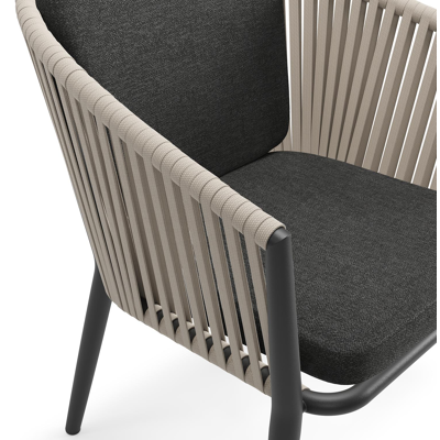 Chaise de jardin Orso en aluminium noir et corde plate tissée verticalement beige avec coussin en chartres sooty all weather sunbrella® luxe