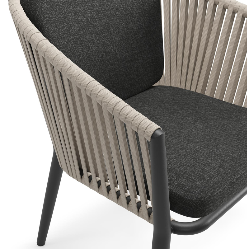 Orso tuinstoel in zwart aluminium en beige verticaal geweven vlakke rope met kussen in chartres sooty all weather sunbrella® luxe