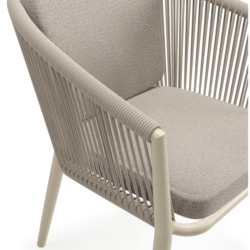 Orso tuinstoel in beige aluminium en beige verticaal geweven ronde rope met zitkussen in All Weather Sunbrella® Luxe Savane Coconut