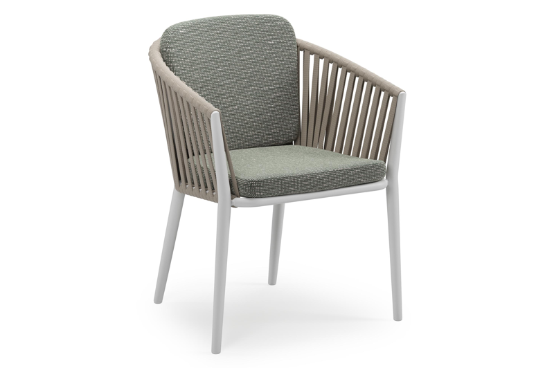 Orso stapelbare tuinstoel in wit aluminium en beige verticaal geweven luxe vlakke brede rope met stoelkussen in All Weather Sunbrella® Luxe Slow Fern