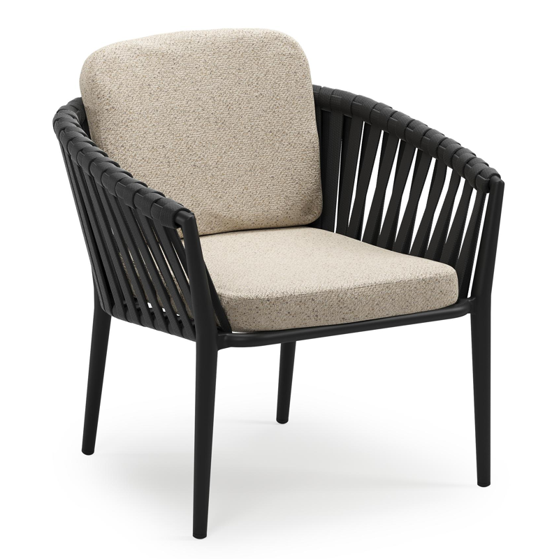 Orso low dining tuinstoel in zwart aluminium en zwart verticaal geweven luxe vlakke brede rope met stoelkussen in All Weather Cosytica Bora Desert