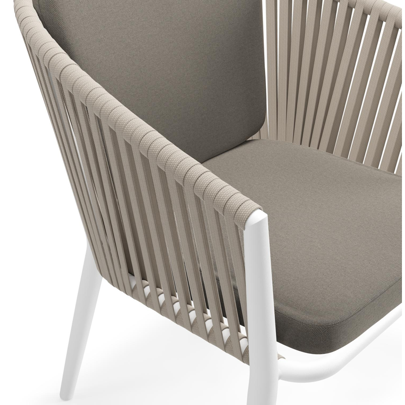 Chaise de jardin Orso en aluminium blanc et corde plate tissée verticalement beige avec coussin en All Weather Sunbrella® Luxe Natte Carbon Beige