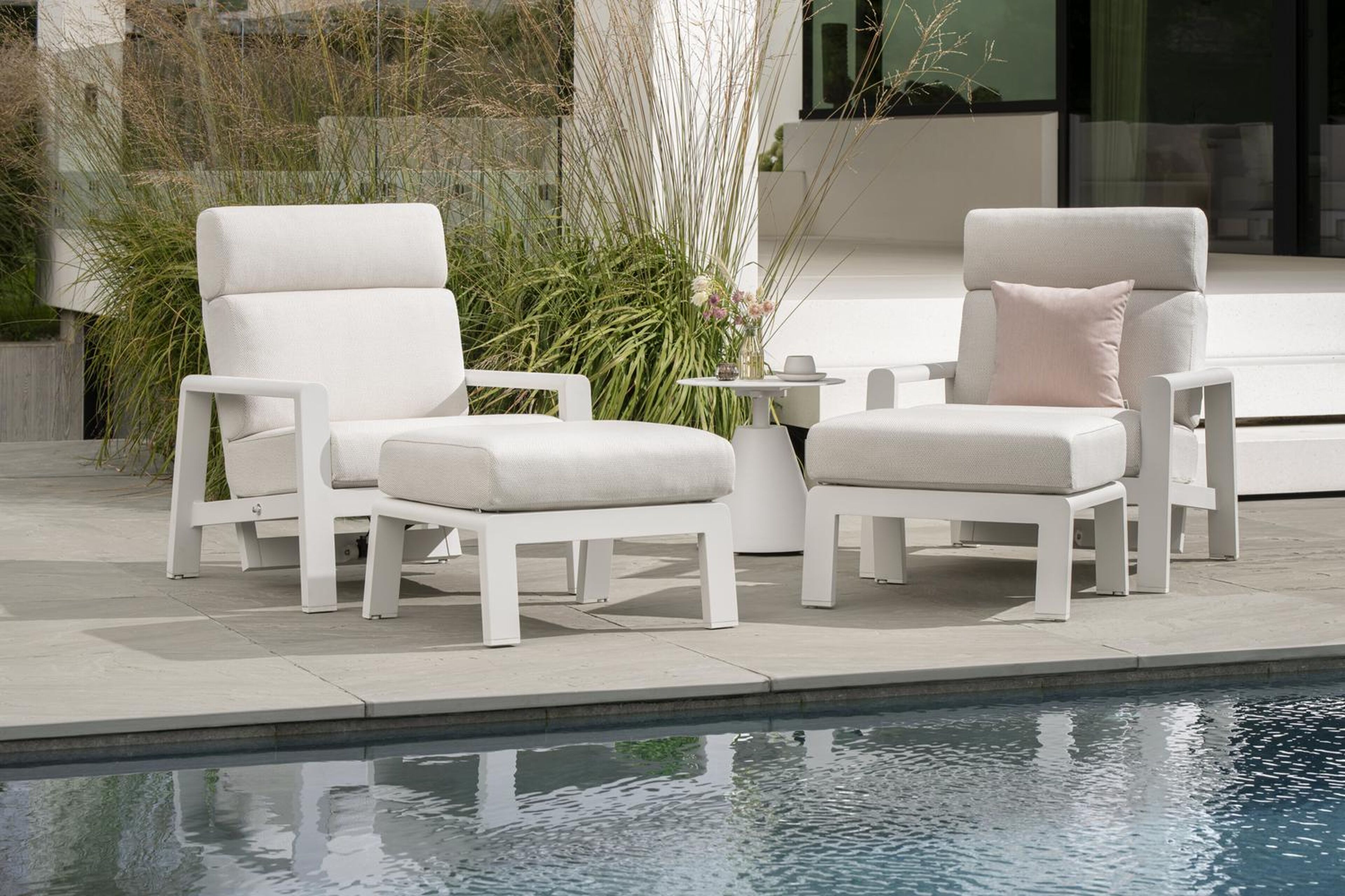 Fauteuil de jardin Cosenzo en aluminium blanc et coussins en all weather sunbrella® luxe slow farafra