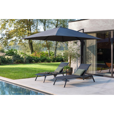 Avola zweefparasol met tiltfunctie in zwart aluminium en Natte Sooty Sunbrella® Premium parasoldoek - L1 300 x L2 300 cm met Avola parasolvoet 90 kg